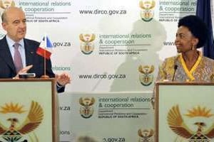 Les ministres français et sud-africain Juppé et Nkoana-Mashabane, à Pretoria le 11 novembre. © AFP
