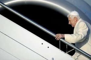 Le pape Benoît XVI embarque le 18 novembre 2011 à Rome pour se rendre au Bénin. © AFP