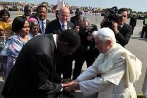 Le président Yayi Boni (G) accueille le pape Benoît XVI (D) à l’aéroport le 18 novembre 2011. © AFP