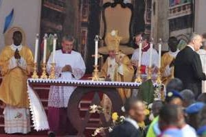 Le pape Benoît XVI célèbre la messe, le 20 novembre 2011 à Cotonou, au Bénin. © AFP