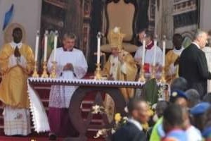 Le pape Benoît XVI célèbre la messe, le 20 novembre 2011 à Cotonou, au Bénin. © AFP