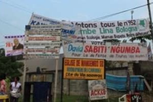 À Kinshasa, les banderoles électorales se chevauchent les unes les autres. © D.R.