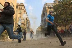 Des manifestants lors des affrontements avec la police, le 21 novembre, place Al-Tahrir. © AFP