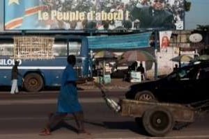 Une affiche électorale pour la présidentielle, dans une rue de Kinshasa, le 7 novembre 2011. © AFP