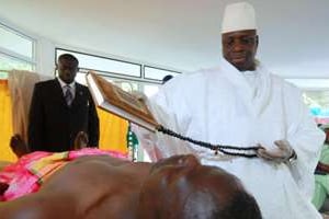 Le chef de l’État gambien en 2007 au chevet d’un malade du sida à Banjul. © SIPA