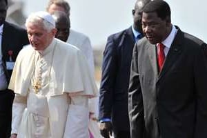 Le pape Benoît XVI accueilli par Boni Yayi à l’aéroport de Cotonou le 18 novembre 2011. © AFP