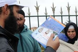 Un militant du parti marocain islamiste Justice et Développement distribue des tracts électoraux, © AFP