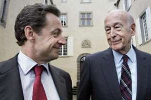 Valéry Giscard d’Estaing reçoit Nicolas Sarkozy à Chanonat le 27 avril 2007. © Dominique Faget/AFP
