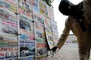 À Abidjan, la presse indépendante des partis politiques est très difficile à trouver. © AFP
