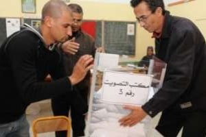 Dépouillement des bulletins de vote le 25 novembre 2011 à Rabat. © AFP