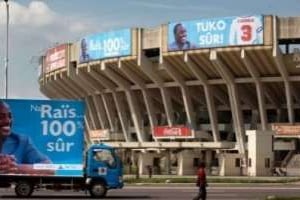 Affiche électorale le 7 novembre de Joseph Kabila 2011 devant le stade de Kinshasa. © AFP