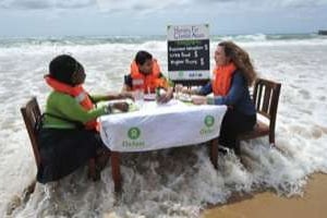 Des militants manifestent le 27 novembre à Durban à la veille de la conférence. © Alexander Joe/AFP