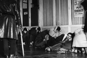 Des Algériens appréhendés par la police, lors de la manifestation du 17 octobre 1961 à Paris. © AFP