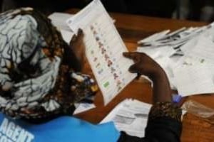 Décomptes des bulletins de vote le 28 novembre 2011 à Goma. © AFP