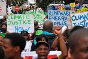 Des milliers de personnes manifestent à Durban le 3 décembre en marge du sommet sur le climat. © AFP
