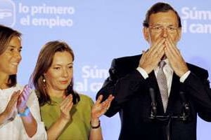 Mariano Rajoy et son épouse (à droite) après la proclamation des résultats, le 20 novembre. © Juan Medina/Reuters