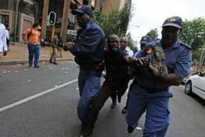 Un ressortissant de la RDC lors d’incidents avec la police le 5 décembre à Johannesburg. © AFP