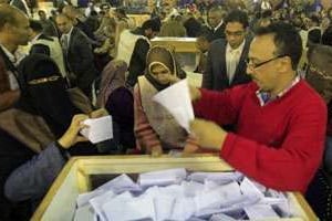 Décompte des bulletins de vote le 29 novembre 2011 au Caire. © AFP