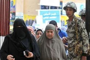 Des Égyptiennes à leur arrivée le 5 décembre 2011 dans un bureau de vote du Caire. © AFP