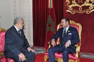 Le roi Mohammed VI (D) et Abdelilah Benkirane, le chef du PJD, le 29 novembre 2011 à Midelt. © Azzouz Boukallouch/AFP