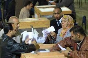 Décompte des bulletins de vote, le 6 décembre 2011 au Caire, lors du 2e tour des législatives. © AFP