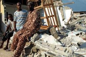Des constructions « anarchiques » détruites le 8 novembre 2011 dans une banlieue de Libreville. © AFP