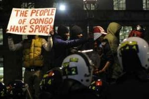 Des Congolais devant la résidence du Premier ministre britannique David Cameron, le 6 décembre. © Facundo Arrizabalaga/AFP