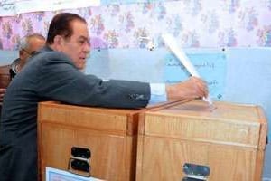 Le Premier ministre Kamal el-Ganzouri en train de voter le 28 novembre au Caire. © AFP