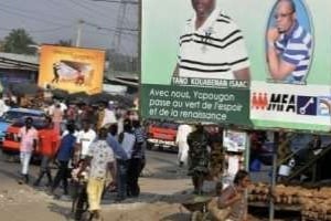 Affichage de la campagne électorale en Côte d’Ivoire, le 6 décembre à Abidjan. © AFP