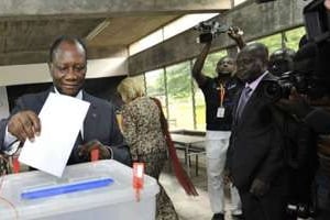 Alassane Ouattara vote dans un bureau d’Abidjan, le 11 décembre 2011. © AFP