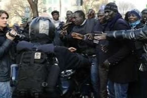 Des Sénégalais manifestent leur colère à Florence le 13 décembre 2011. © Reuters