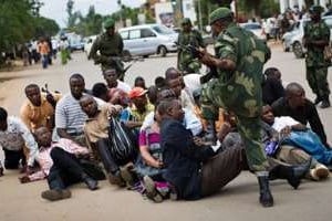 F. Mutomb (C), responsable de l’opposition, molesté par l’armée à Lubumbashi le 14 décembre. © AFP
