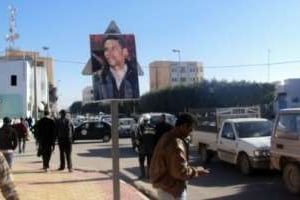 A Sidi Bouzid, le portrait de Mohamed Bouazizi, est apposé sur un panneau d’une place de la ville. © AFP