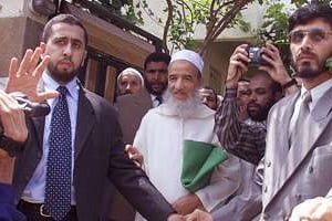 Le très charismatique Cheikh Abdessalam Yassine, sortant de son domicile de Salé, le 19 mai 2000. © AFP