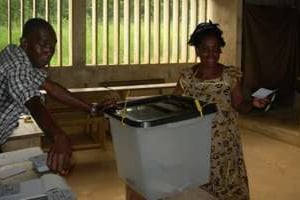 Une femme va voter le 17 décembre 2011 dans une école de Médouneu. © Patrick Fort/AFP