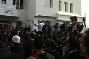Manifestation d’islamistes radicaux, à la faculté de La Manouba, le 29 novembre 2011. © AFP