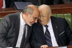 Hamadi Jebali (G) et son prédécesseur Beji Caid Essebsi (D), le 22 décembre à Tunis. © Fethi Belaid/AFP