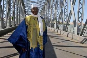Abdoulaye Wade sur le pont Faidherbe rénové, le 19 novembre 2011 à Saint Louis. © Seyllou/AFP
