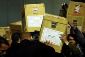 Des urnes contenant des bulletins de vote quittent un bureau de vote au Caire, le 22 décembre 2011. © AFP