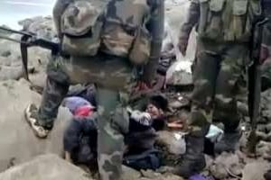 Vidéo montrant des soldats syriens devant les corps de civils tués à Rastan (province de Homs). © AFP / You Tube
