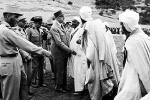 Le général Charles de Gaulle discute le 30 août 1959 avec des habitants de Zommorah. © AFP