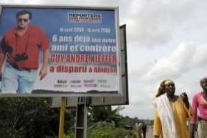 Une affiche pour les six ans de la disparition de Guy-André Kieffer, en 2010 en Côte d’Ivoire. © AFP