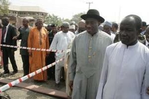 Goodluck Jonathan (2e D) en déplacement le 31 décembre 2011 sur les lieux d’un attentat à Madalla © AFP