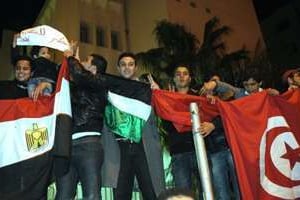 Célébration à Tunis du départ d’Hosni Moubarak, le 11 février. © AFP