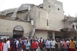 Une église en partie détruite lors des violences interreligieuses au Nigeria, le 25 décembre 2011 © AFP