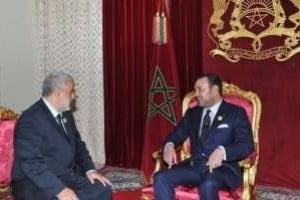 Le roi Mohammed VI (D.) et Abdelilah Benkirane, à Midelt le 29 novembre 2011. © Azzouz Boukallouch/afp.com