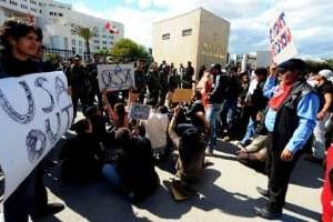 Des manifestants tunisiens font un sit-in, à Tunis le 17 mars 2011. © Fethi Belaid/AFP