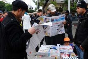 Des Tunisiens lisent des journaux le 2 février 2011 dans le centre de Tunis. © Fethi Belaid/AFP