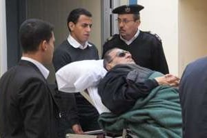 Hosni Moubarak est transporté en civière au tribunal du Caire, lors de son procès, le 2 janvier. © AFP