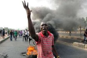 Un homme durant une manifestantion contre la hausse du prix des carburants à lagos le 9 janvier 201 © AFP